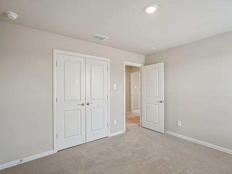 Building Photo - 709 Leavenworth Dr