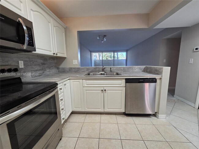 Building Photo - 10835 SW 112th Ave