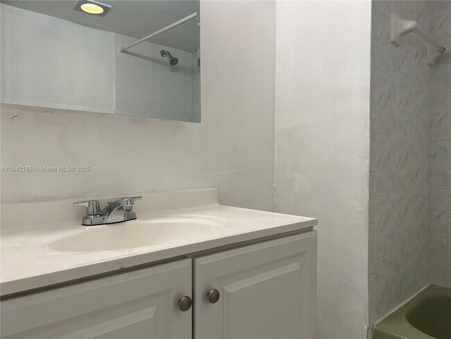 Building Photo - 9210 Fontainebleau Blvd