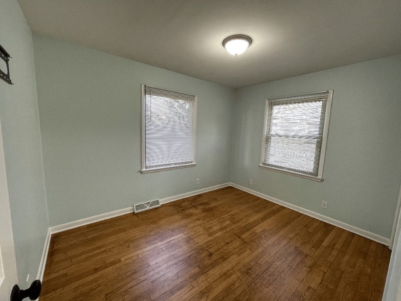 Building Photo - 1025 Mayfair Dr