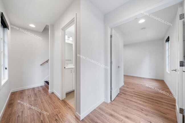 Building Photo - 350DD