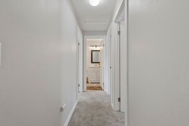 Building Photo - 3BR/2.5BA Townhouse in Courtyard Condos