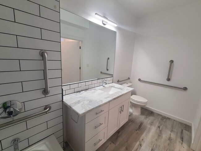 Building Photo - 1 BD with a Den/1 bath  Ground Floor Washe...