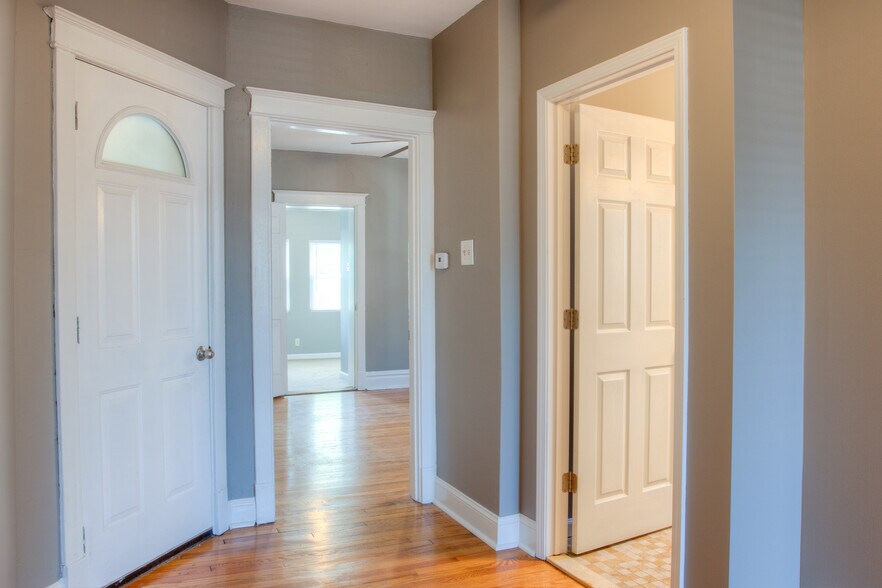 Building Photo - 5012 Chippewa St