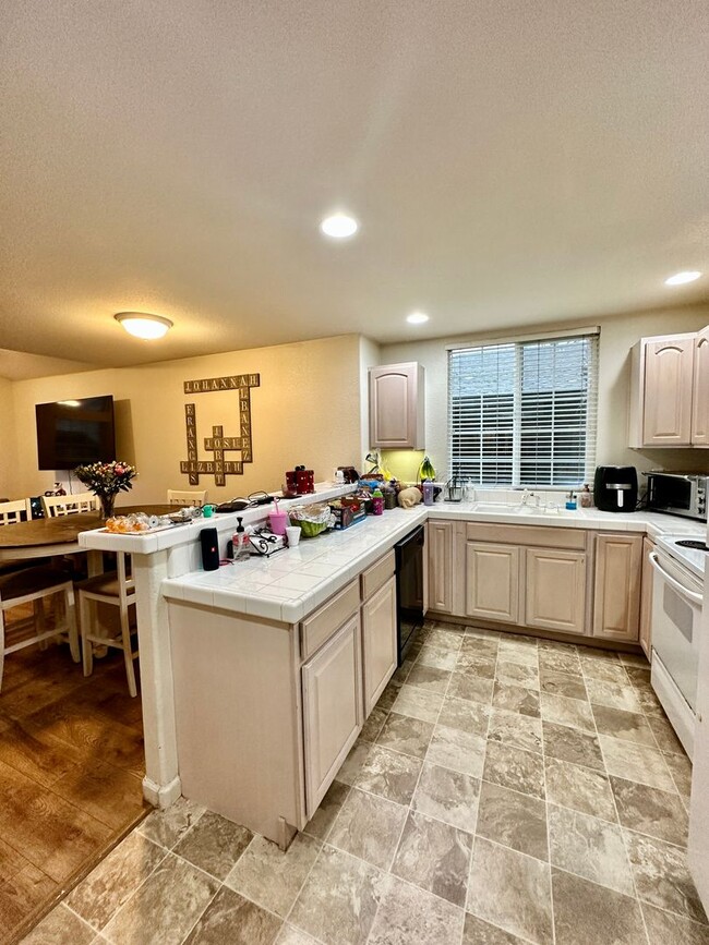 Building Photo - Davis - Centrally Located Home