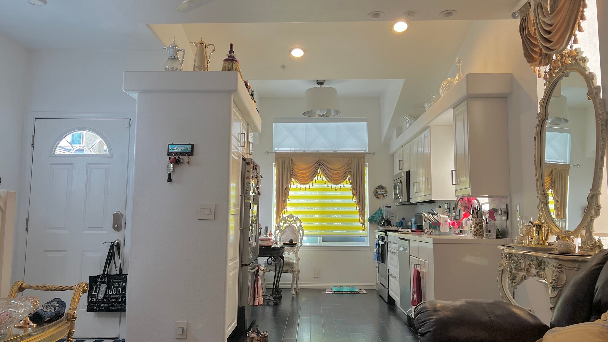 Front entrance with open floor plan - 700 Lido Park Dr