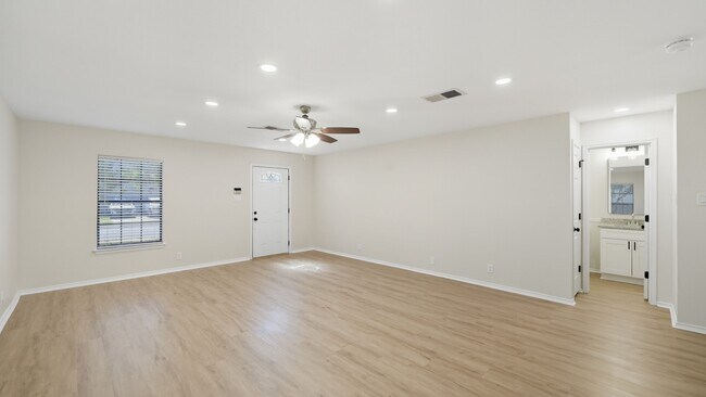 Building Photo - 1073 Stone Hollow