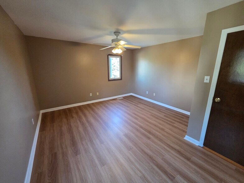 Master bedroom - 801 Cambridge Cir