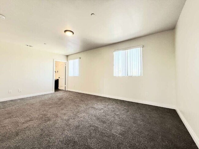 Building Photo - 114 W 50th St