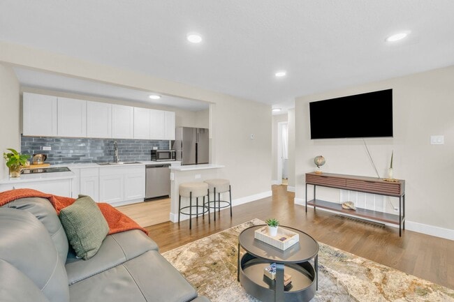 Building Photo - Fully Furnished Sunnyside Townhome | All-Inclusive | Flexible Stays