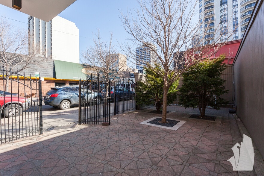 Building Photo - 607 W Wrightwood Ave