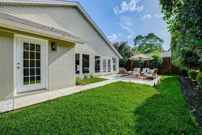 Building Photo - 2907 Fontana Dr