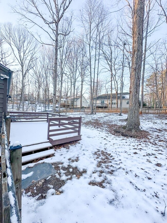 Building Photo - 3 Bedroom/2Bath Ranch inside Lake Monticello Community