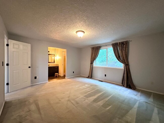 Building Photo - 3 Bed 2.5 Bath 3 Level Home w/ Furnished B...