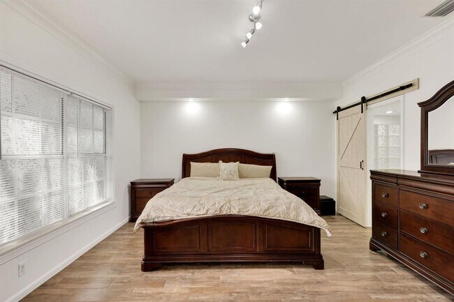 Building Photo - 7334 Pine Creek Way