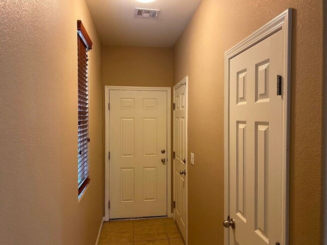 Building Photo - Southwest Beauty!