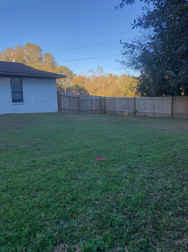 Backyard-fully fenced, double and single gate - 130 Richard Dr