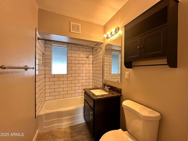 Building Photo - 1802 E Hubbell St