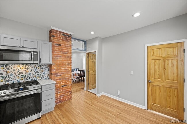 Building Photo - 11 Baynes St