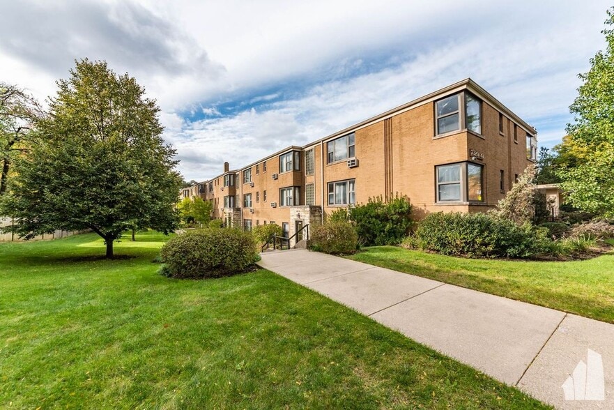 Building Photo - 7320 N Ridge Blvd