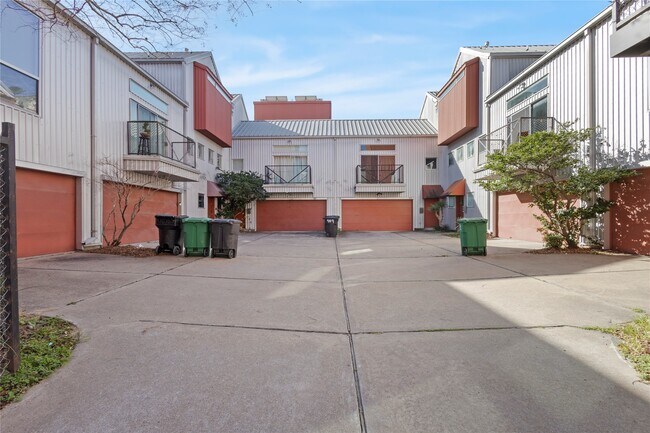 Building Photo - 905 Saulnier St