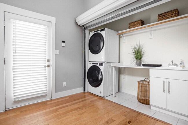 Building Photo - 1616 Pleasant St