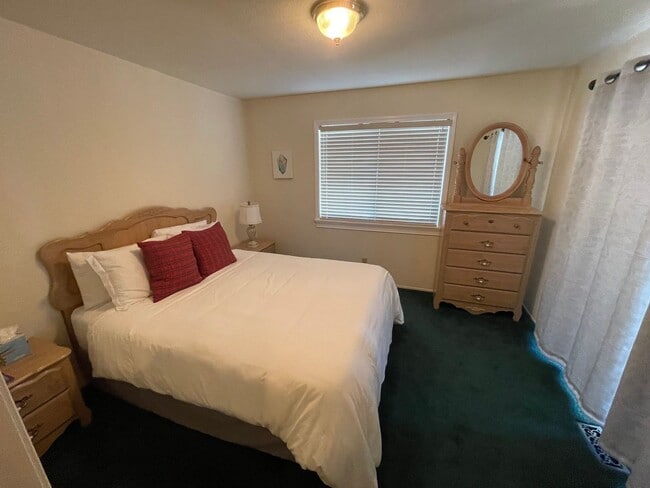 Building Photo - Beautiful townhome available now!