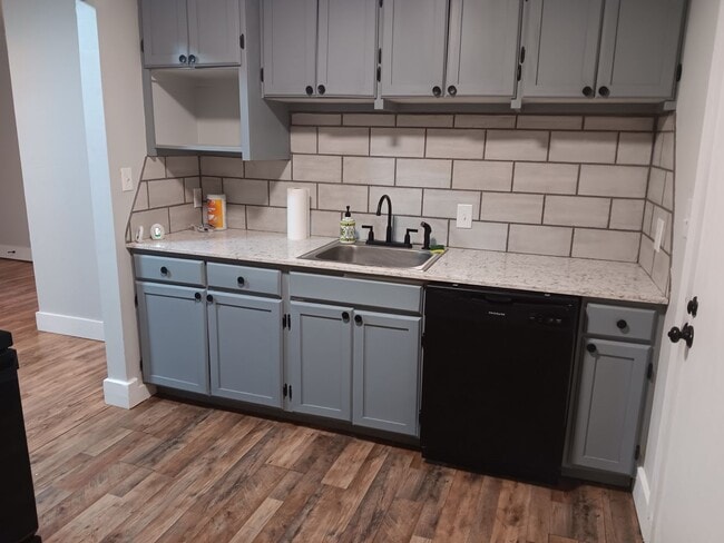 Building Photo - Remodeled & Cozy