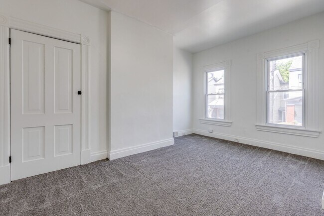Building Photo - AVAILABLE NOW - Beautifully RENOVATED 3 Bedroom Home w/ TONS of Natural Light!