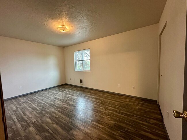 Building Photo - PENDING APPLICATION- Beautiful 3 Bedroom S...