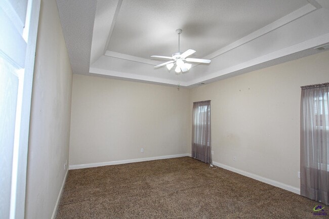 Building Photo - 221 Hummingbird Ln