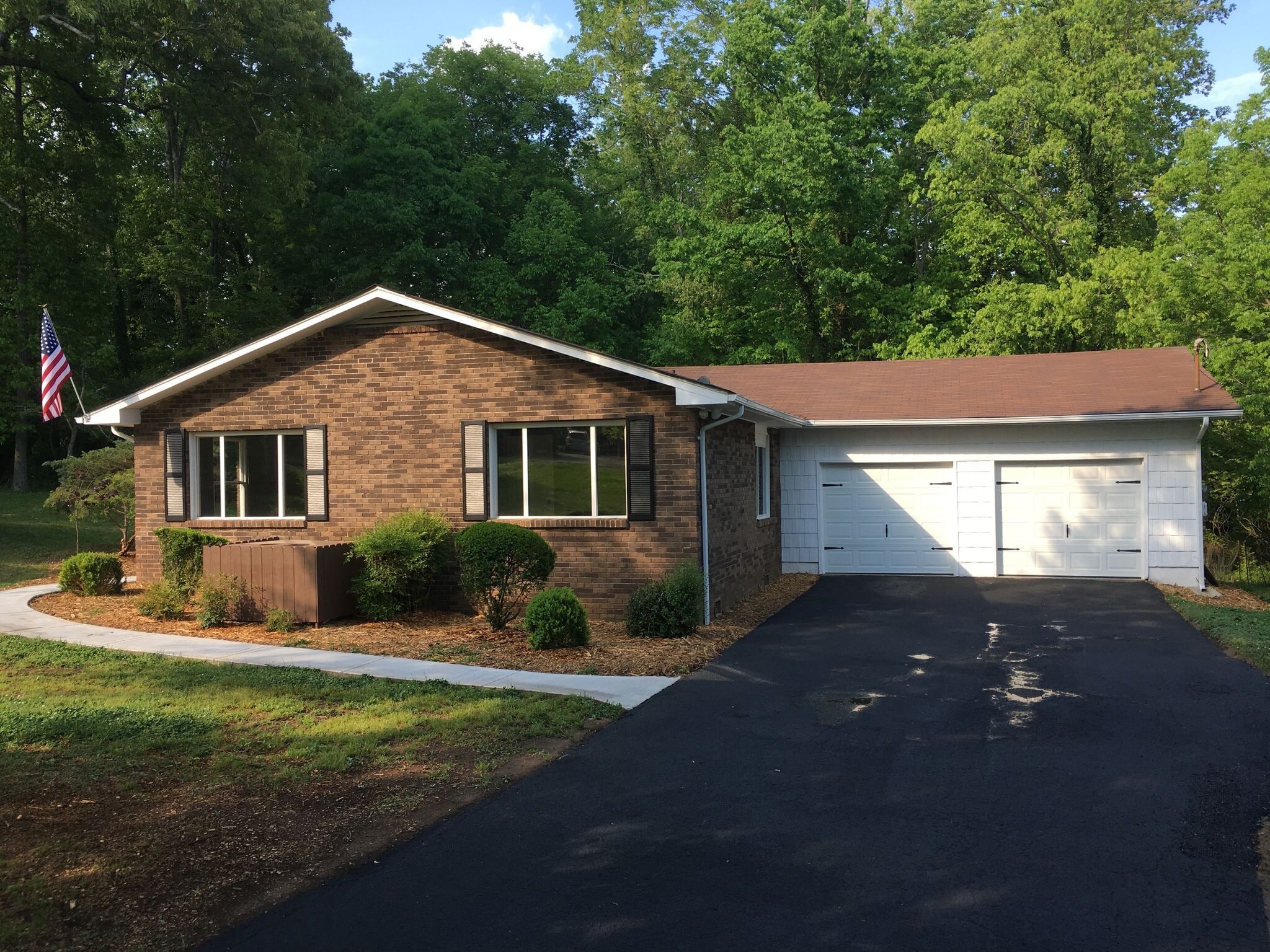 Includes garage - 722 Shadycrest Dr
