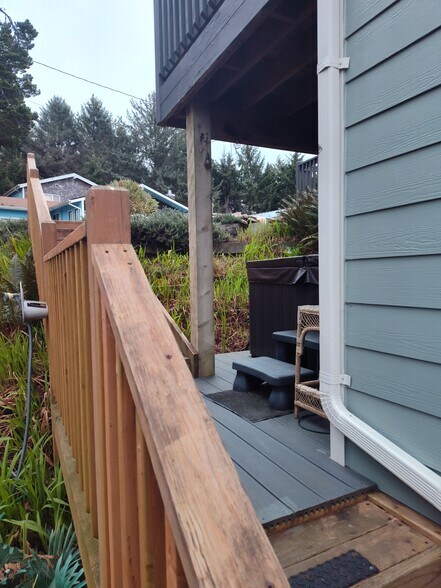 jacuzzi - 3039 SE Dune Ave