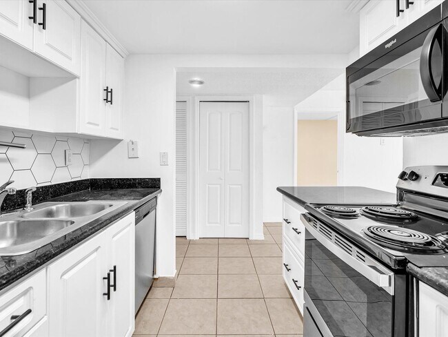 Building Photo - 220 Lakeview Dr