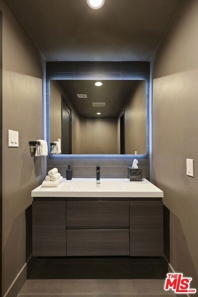 Building Photo - 9289 Swallow Dr