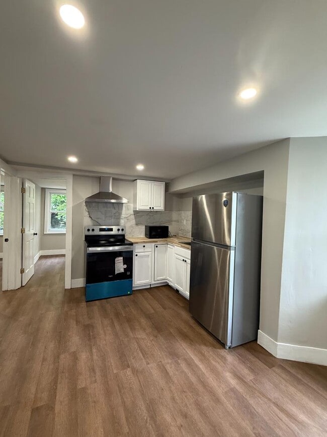 Primary Photo - 23 Benson St