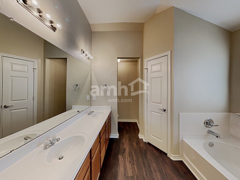 Building Photo - 305 Rock Meadow Dr