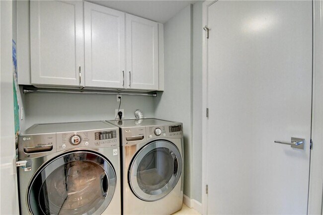 Building Photo - 2640 Lake Shore Dr