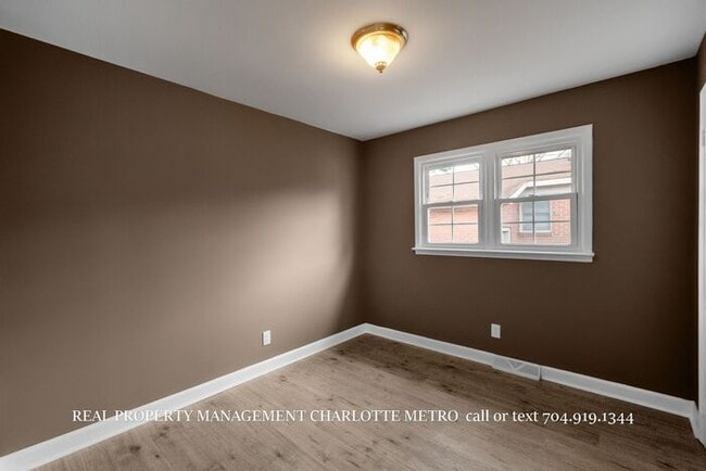 Building Photo - A Cozy Rock Hill Retreat Close to It All