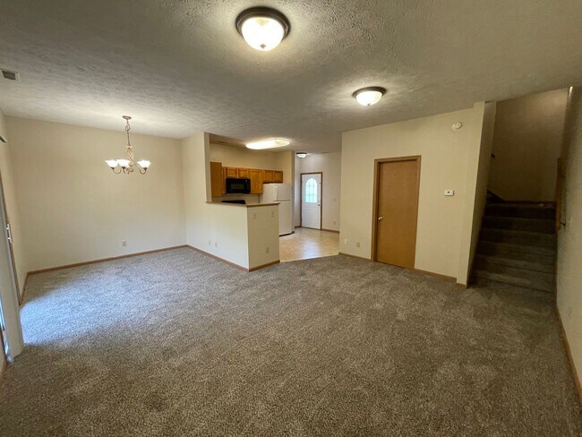 Building Photo - 3 Bedroom 3.5 Bath Townhouse