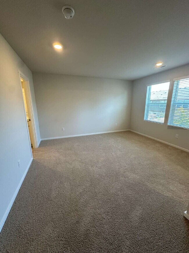 Building Photo - Newer Townhouse in Saddle Club Estates with 2-Car Garage – Nearby Winco, Fred Meyers & Schools