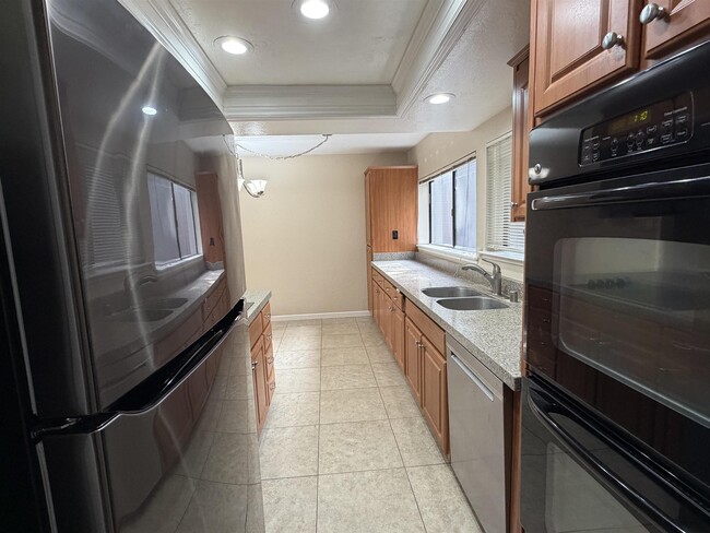 Building Photo - 5143 Oakdale Ct