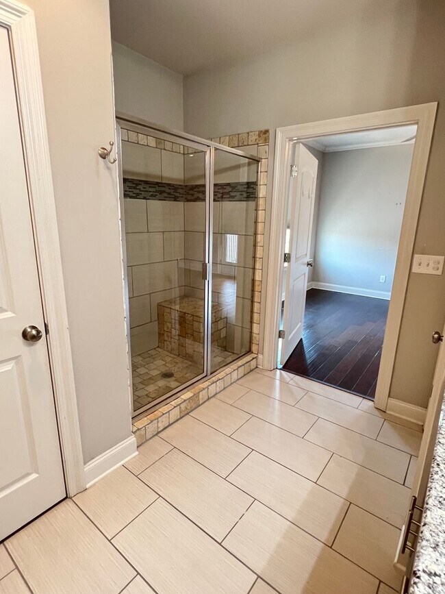 Building Photo - August 2026 - July 2027!!  3 BR 3 BA townhome 1 mile from UA campus