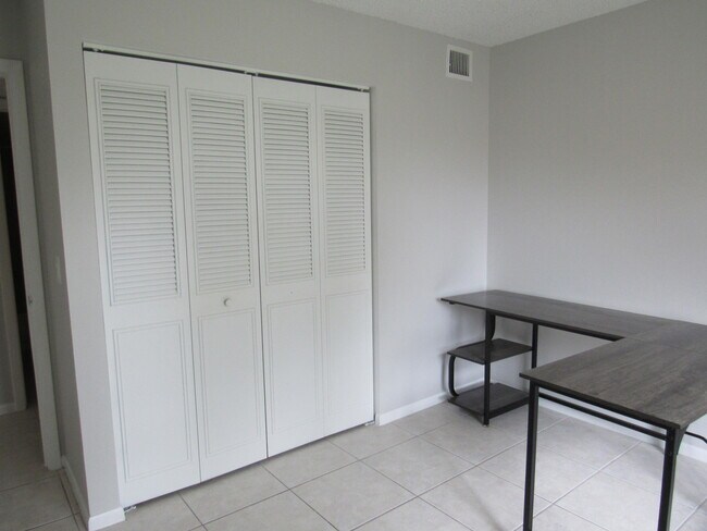 Building Photo - 703 Sunny Pine Way