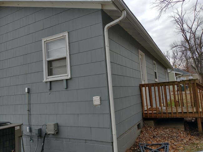 Building Photo - 407 N College St