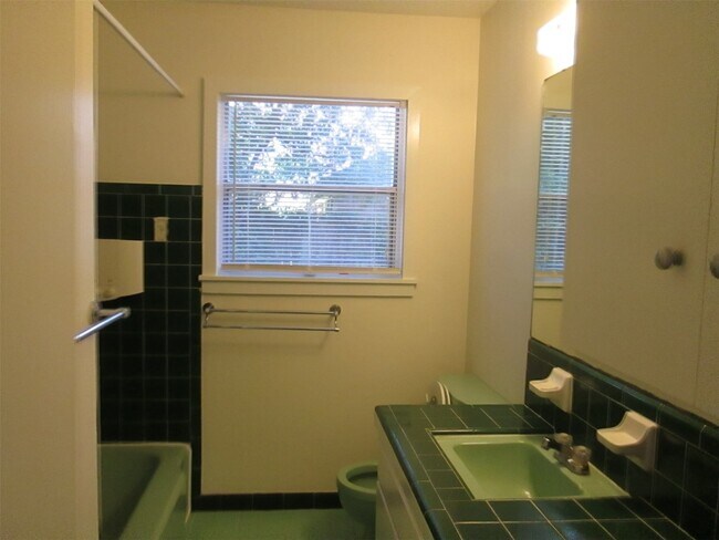 Building Photo - 2311 Bron Holly Dr