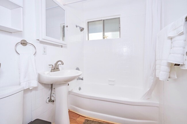2nd bathroom with shower/tub combo - 35 Dudley Ave