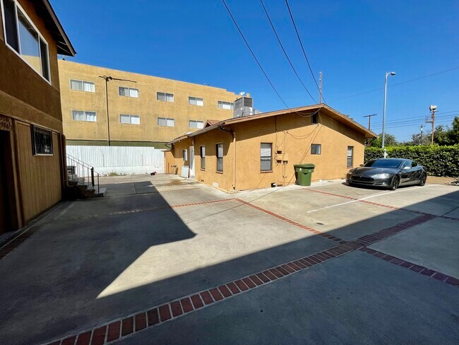 Building Photo - 13990 Vanowen St