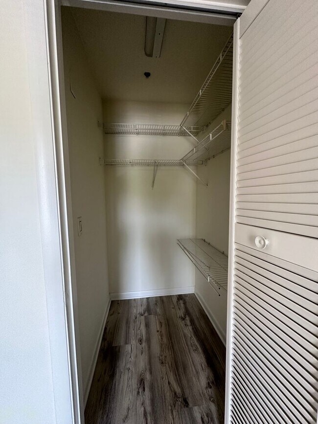 Building Photo - Private Bedroom Suite within Shared 4-Bedr...