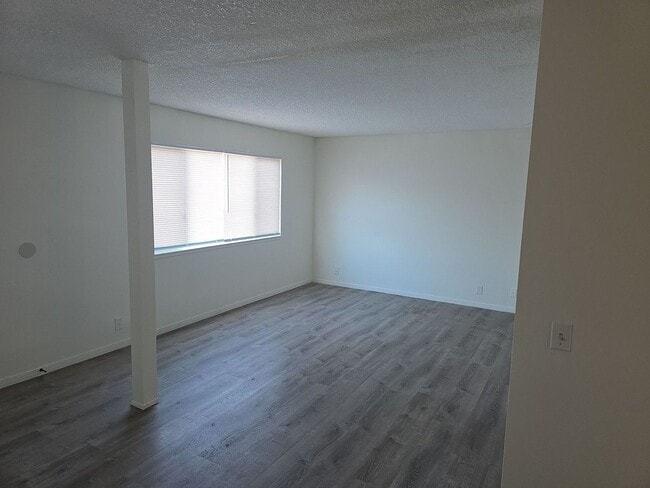 Building Photo - LOVELY & SPACIOUS 2 BEDROOM PENTHOUSE CONDOMINIUM